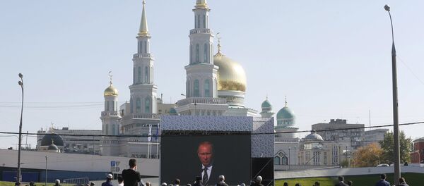 People listen to Russian President Vladimir Putin as he delivers a speech at a ceremony to open the Moscow Grand Mosque in Moscow, Russia, September 23, 2015 - Sputnik International