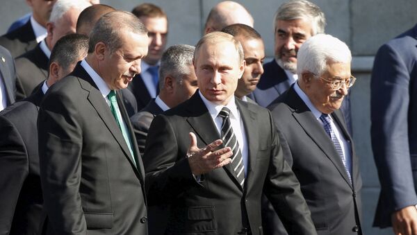 (R-L) Palestinian President Mahmoud Abbas, Russian President Vladimir Putin and Turkish President Tayyip Erdogan walk to attend a ceremony to open the Moscow Grand Mosque in Moscow, Russia, September 23, 2015 - Sputnik International