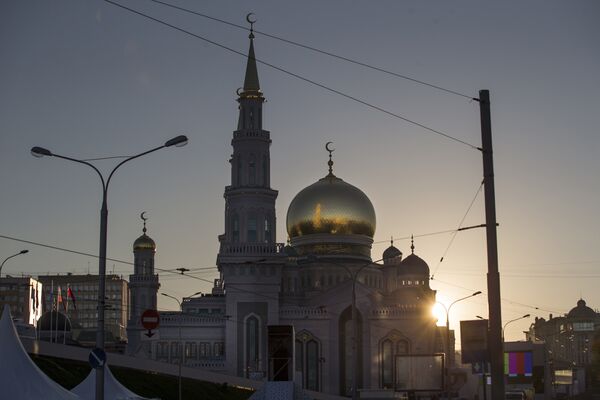 The recently restored Moscow Cathedral Mosque is silhouetted against the sky brightened by the rising sun in Moscow, Russia, Wednesday, Sept. 23, 2015 The recently restored Moscow Cathedral Mosque is silhouetted against the sky brightened by the rising sun in Moscow, Russia, Wednesday, Sept. 23, 2015 - Sputnik International