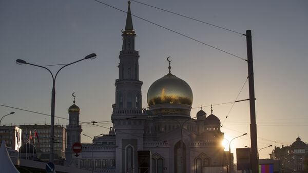 The recently restored Moscow Cathedral Mosque is silhouetted against the sky brightened by the rising sun in Moscow, Russia, Wednesday, Sept. 23, 2015 - Sputnik International