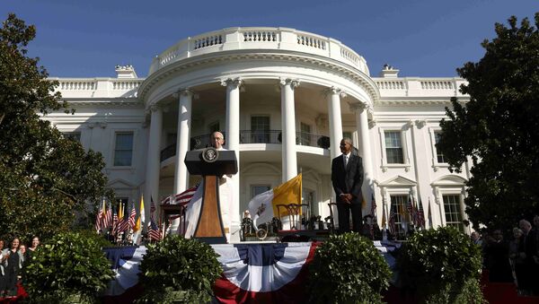 US President Barack Obama (R) listens as Pope Francis speaks during an arrival ceremony for the pope at the White House in Washington September 23, 2015. - Sputnik International