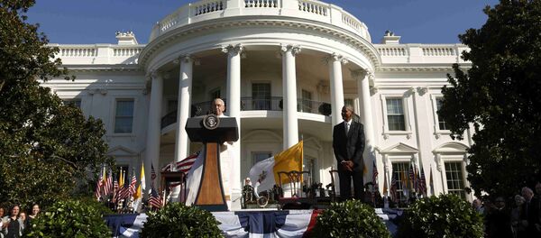 US President Barack Obama (R) listens as Pope Francis speaks during an arrival ceremony for the pope at the White House in Washington September 23, 2015. - Sputnik International