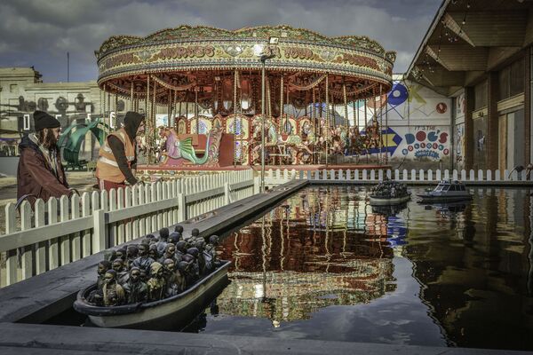 Distressing: ponds with motor boats full of destitute refugees. Distressing: ponds with motor boats full of destitute refugees. - Sputnik International