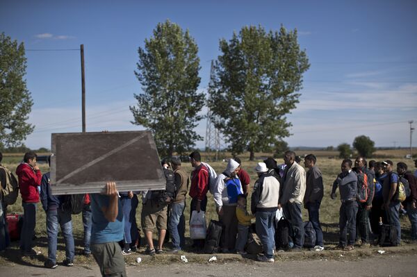 People queue in order to get inside a newly established reception center for migrants and refugees close to Croatia's border with Serbia, in the town of Opatovac, Croatia People queue in order to get inside a newly established reception center for migrants and refugees close to Croatia's border with Serbia, in the town of Opatovac, Croatia - Sputnik International