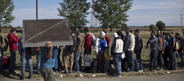 People queue in order to get inside a newly established reception center for migrants and refugees close to Croatia's border with Serbia, in the town of Opatovac, Croatia People queue in order to get inside a newly established reception center for migrants and refugees close to Croatia's border with Serbia, in the town of Opatovac, Croatia - Sputnik International