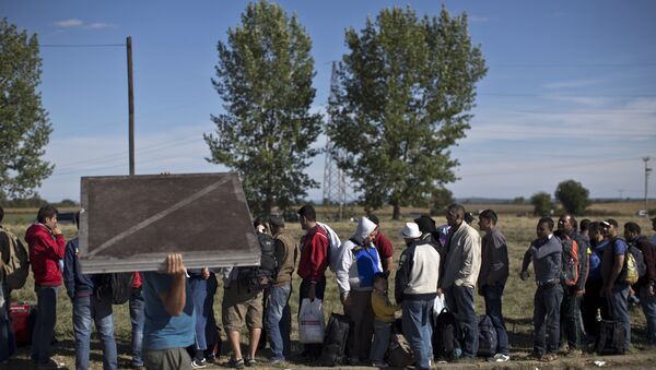 People queue in order to get inside a newly established reception center for migrants and refugees close to Croatia's border with Serbia, in the town of Opatovac, Croatia - Sputnik International