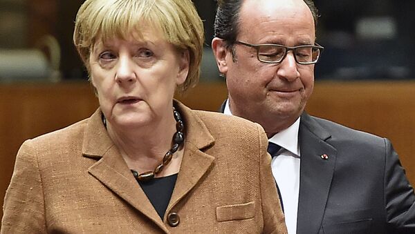 German Chancellor Angela Merkel, left, and French President Francois Hollande arrive at the emergency EU heads of state summit on the migrant crisis at the EU Commission headquarters in Brussels on Wednesday, Sept. 23, 2015. - Sputnik International