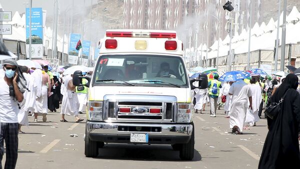 An ambulance evacuates victims following a crush caused by large numbers of people pushing at Mina, outside the Muslim holy city of Mecca September 24, 2015. - Sputnik International