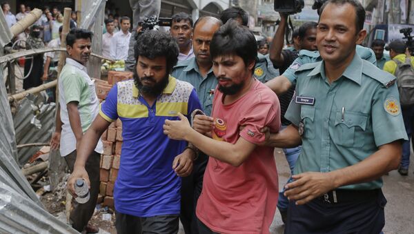 Suspected members of the banned Islamic militant outfit Ansarullah Bangla Team are escorted by policemen along with another suspect from a court in Dhaka, Bangladesh, Wednesday, Aug. 19, 2015. - Sputnik International