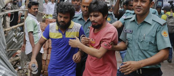Suspected members of the banned Islamic militant outfit Ansarullah Bangla Team are escorted by policemen along with another suspect from a court in Dhaka, Bangladesh, Wednesday, Aug. 19, 2015. - Sputnik International