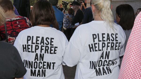 Two women listen during a rally to stop the execution of Richard Glossip in Oklahoma City on September 15, 2015. - Sputnik International