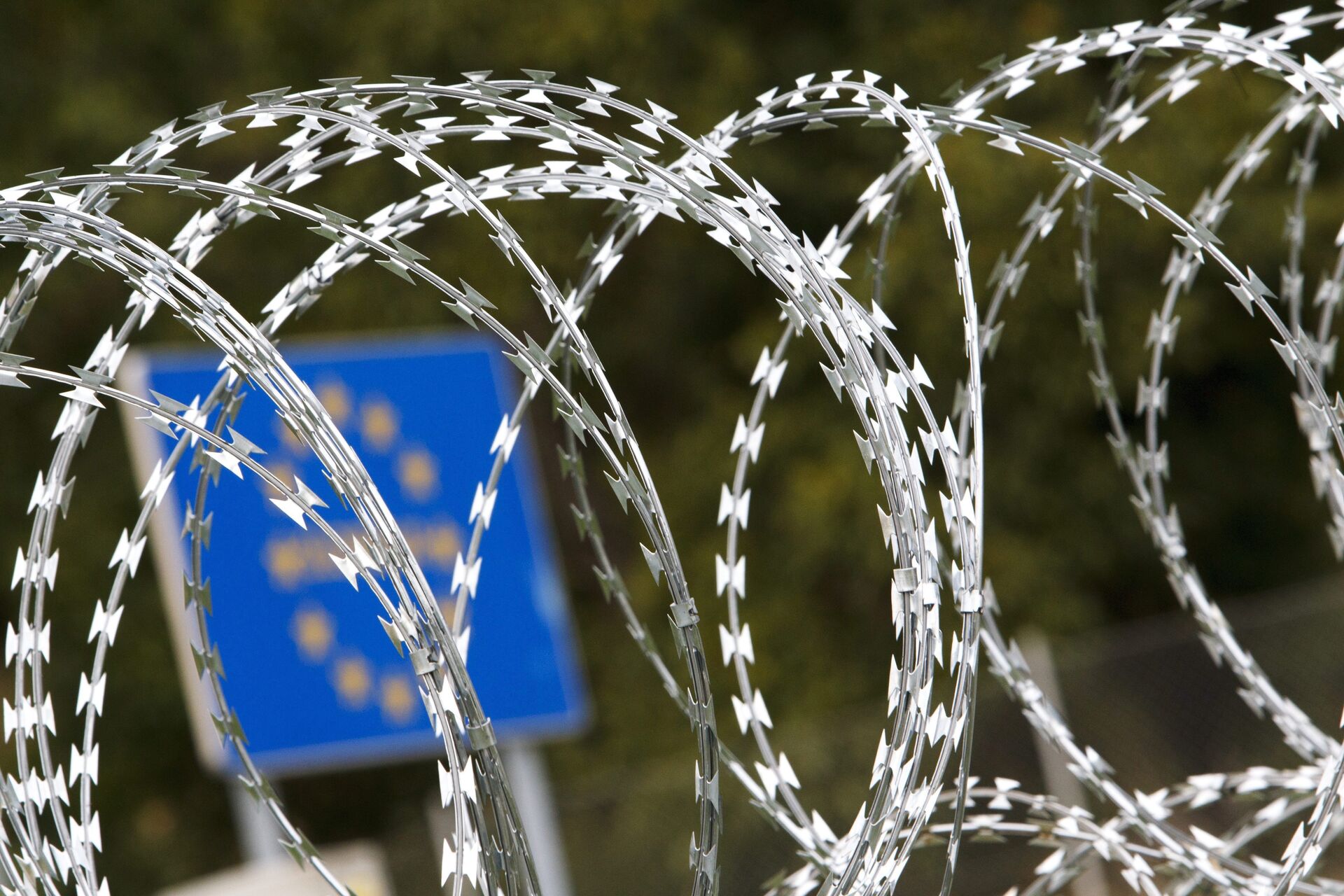 A razor wire fence installed by Hungarian soldiers is seen at the border between Hungary and Slovenia near Tornyiszentmiklos, 245 kms southwest of Budapest, Hungary, Thursday, Sept. 24, 2015 - Sputnik International, 1920, 15.10.2022