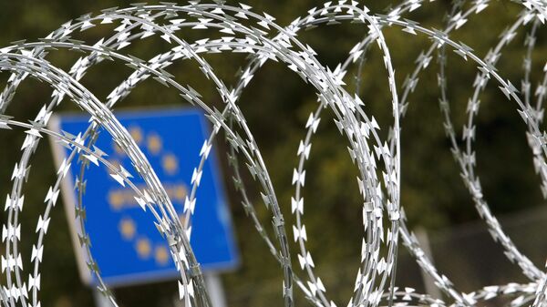 A razor wire fence installed by Hungarian soldiers is seen at the border between Hungary and Slovenia near Tornyiszentmiklos, 245 kms southwest of Budapest, Hungary, Thursday, Sept. 24, 2015 - Sputnik International