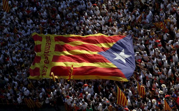Catalan pro-independence supporters hold a giant estelada (Catalan separatist flag) during a demonstration called Via Lliure a la Republica Catalana (Way of Freedom for the Republic of Catalonia) on the Diada de Catalunya (Catalunya's National Day) in Barcelona, Spain, September 11, 2015. - Sputnik International