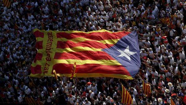 Catalan pro-independence supporters hold a giant estelada (Catalan separatist flag) during a demonstration called Via Lliure a la Republica Catalana (Way of Freedom for the Republic of Catalonia) on the Diada de Catalunya (Catalunya's National Day) in Barcelona, Spain, September 11, 2015. - Sputnik International