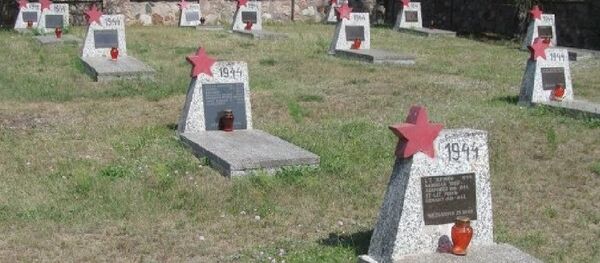 The tombstones of Soviet Army soldiers who died liberating Poland from Nazi invaders during WWII have been defaced in eastern Poland, Polish radio reported Friday - Sputnik International