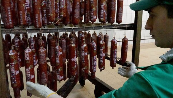 An employee at work at the Kolyada sausage factory in the Kaliningrad region - Sputnik International