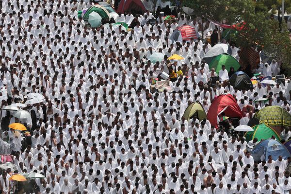 Muslim pilgrims pray outside Namira mosque in Arafat on the second day of the annual hajj pilgrimage near the holy city of Mecca, Saudi Arabia, on September 23, 2015. Muslim pilgrims pray outside Namira mosque in Arafat on the second day of the annual hajj pilgrimage near the holy city of Mecca, Saudi Arabia, on September 23, 2015. - Sputnik International