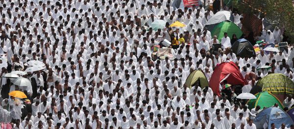 Muslim pilgrims pray outside Namira mosque in Arafat on the second day of the annual hajj pilgrimage near the holy city of Mecca, Saudi Arabia, on September 23, 2015. Muslim pilgrims pray outside Namira mosque in Arafat on the second day of the annual hajj pilgrimage near the holy city of Mecca, Saudi Arabia, on September 23, 2015. - Sputnik International