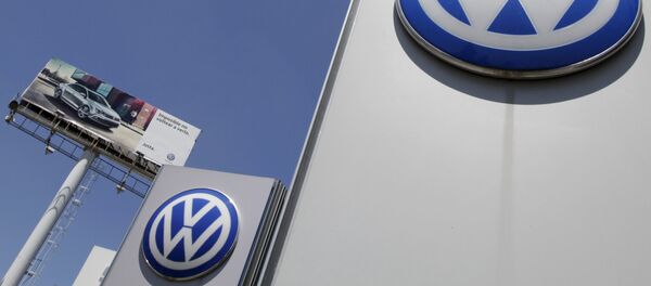 The logo of German carmaker Volkswagen is seen at the Volkswagen (VW) automobile manufacturing plant in Puebla near Mexico City September 23, 2015 - Sputnik International