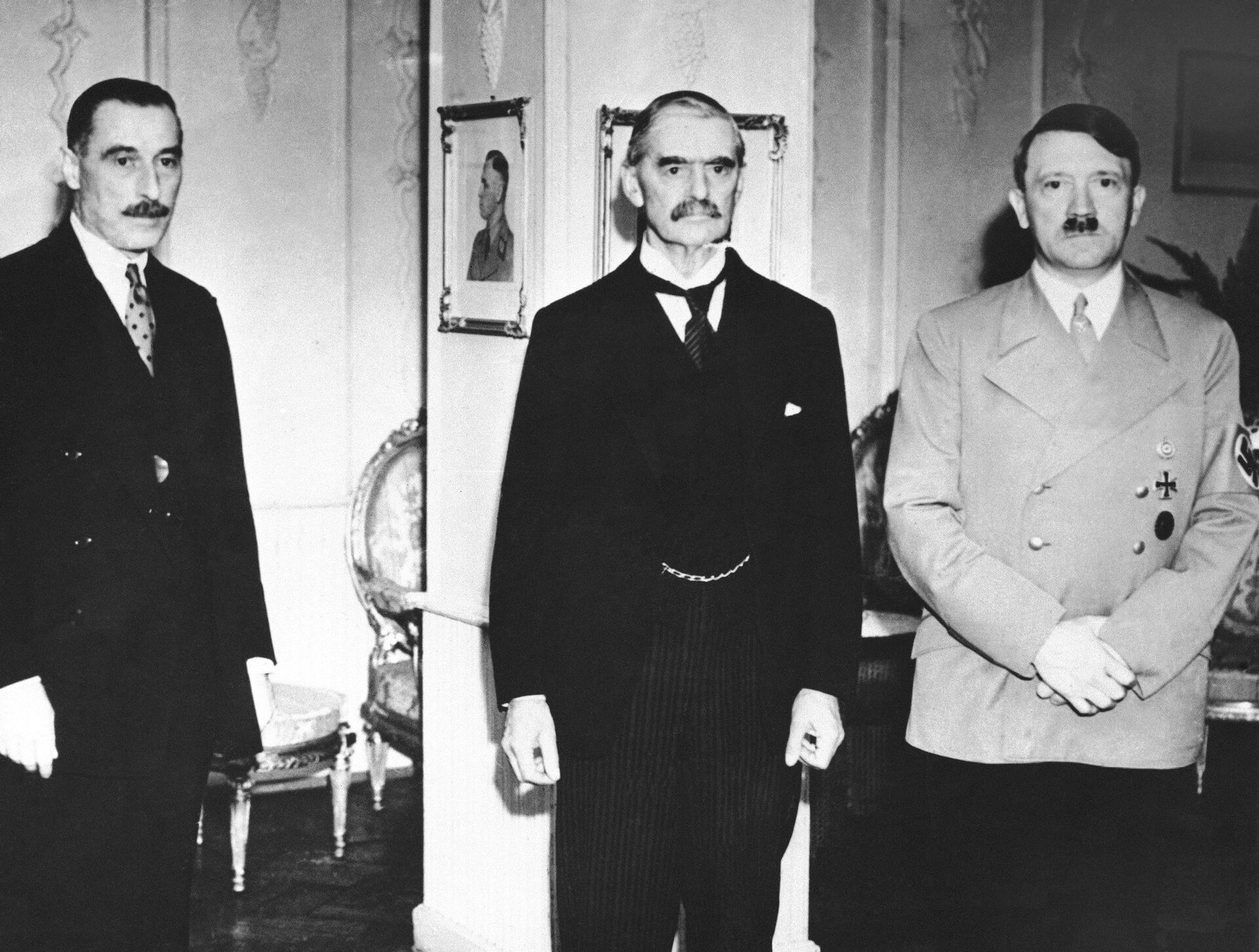 Neville Chamberlain, British prime minister, center, with Reichsfuehrer Adolf Hitler, right, at the second of their three dramatic meetings to solve the European crisis at the conclusion of the three-hour midnight conference which ended in disagreement in Hitlerís hotel room in Godesberg, Germany around Sept. 23, 1938 - Sputnik International, 1920, 07.05.2023