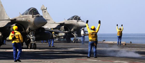 French navy Rafale fighter jets prepare to take off from the aircraft craft carrier Charles de Gaulle operating in the Gulf on February 25, 2015 - Sputnik International