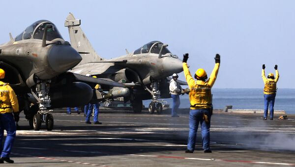 French navy Rafale fighter jets prepare to take off from the aircraft craft carrier Charles de Gaulle operating in the Gulf on February 25, 2015 - Sputnik International