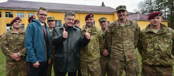 Ukrainian President Petro Poroshenko, third left, with servicemen of the 173rd Airborne Brigade of the United States Army before the Ukrainian-American joint military exercises Fearless Guardian-2015 Ukrainian President Petro Poroshenko, third left, with servicemen of the 173rd Airborne Brigade of the United States Army before the Ukrainian-American joint military exercises Fearless Guardian-2015 - Sputnik International