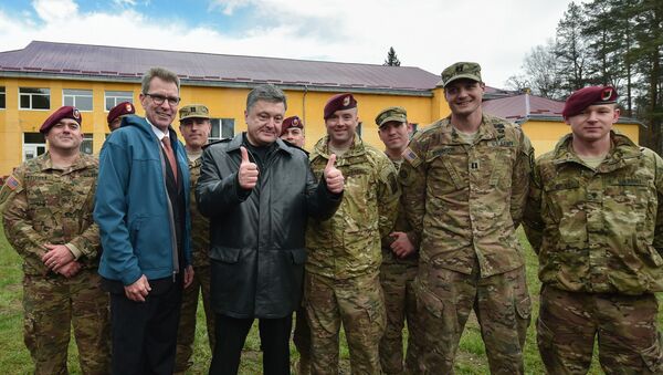 Ukrainian President Petro Poroshenko, third left, with servicemen of the 173rd Airborne Brigade of the United States Army before the Ukrainian-American joint military exercises Fearless Guardian-2015 - Sputnik International