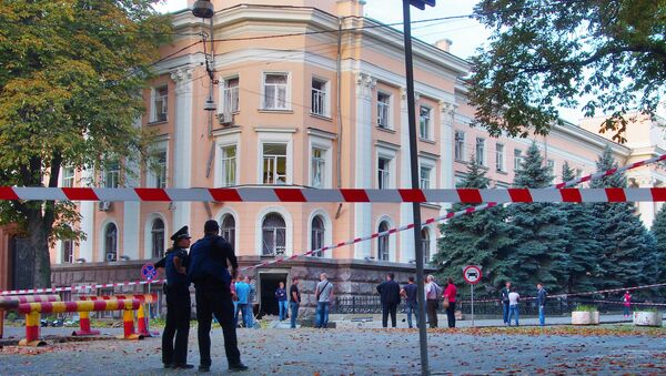 Police experts examine the site of a blast outside the security service (SBU) regional building in central Odessa on September 27, 2015 - Sputnik International