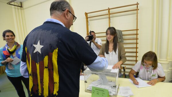 A man casts his ballot for the regional election at a polling station in Barcelona on September 27, 2015 - Sputnik International