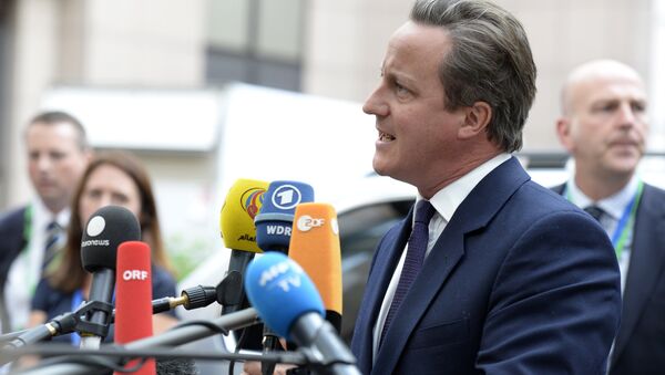 Britain's Prime minister David Cameron talks to journalists as he arrives to attend an European Union (EU) emergency summit on the migration crisis with a focus on strengthening external borders, at the EU Headquarters in Brussels, on September 23, 2015 - Sputnik International