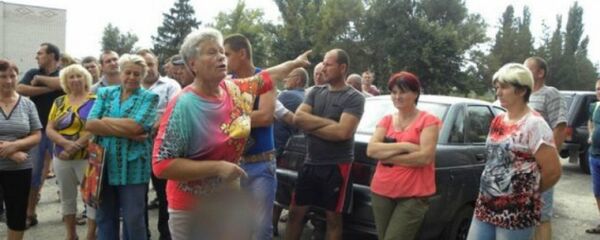 Kherson farmers protesting the collapse of prices resulting from Right Sector and Tatar activists' blockade of Crimea. - Sputnik International