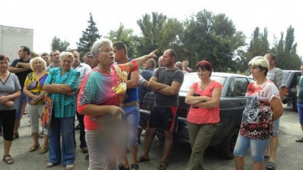 Kherson farmers protesting the collapse of prices resulting from Right Sector and Tatar activists' blockade of Crimea. - Sputnik International