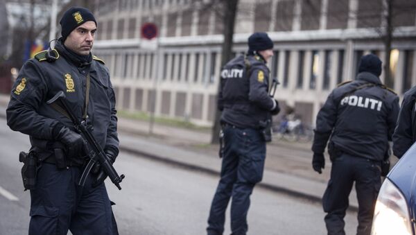 Police officers guard the street around the Noerrebro train station in Copenhagen on February 15, 2015 after a man has been shot in a police action following two fatal attacks in the Danish capital. - Sputnik International