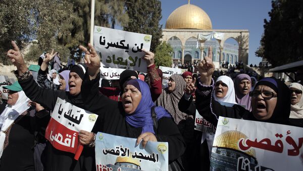 Palestinian women demonstrate in front of the Dome of the Rock after clashes between Palestinian stone throwers and Israeli forces at Jerusalem's Al-Aqsa Mosque compound, one of Islam's holiest sites, on September 27, 2015 - Sputnik International