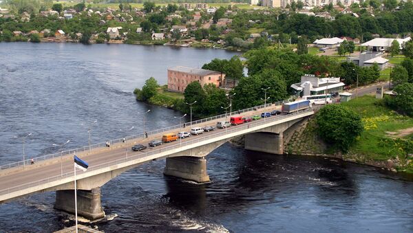 Recent picture taken, 16 June 2005 shows cars standing in a queue on the bridge over the Narova River between Estonia's town Narva and Russia's town Ivangorod, some 150 kms from St. Petersburg - Sputnik International