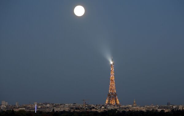 Super moon rises in the sky near the Eiffel Tower as seen from Suresnes, Western Paris, France, September 27, 2015 - Sputnik International