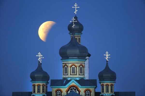 Supermoon seen behind an Orthodox church in Turets, Belarus, 110 kilometers (69 miles) west of the capital Minsk, Monday, September 28, 2015 - Sputnik International