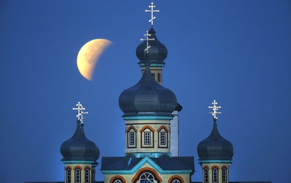 Supermoon seen behind an Orthodox church in Turets, Belarus, 110 kilometers (69 miles) west of the capital Minsk, Monday, September 28, 2015 - Sputnik International