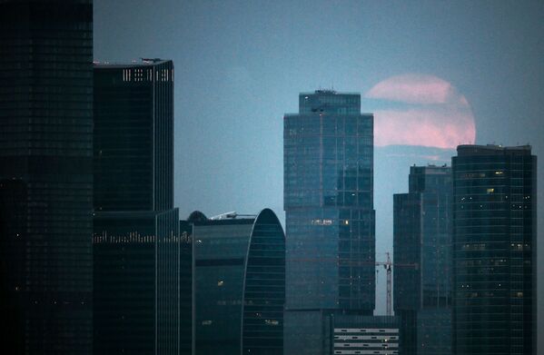 Red supermoon seen beyond the Moscow City Business Center, Moscow, Russia, September 28, 2015 - Sputnik International