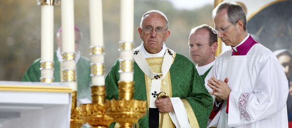 Pope Francis celebrates his final mass of his visit to the United States at the Festival of Families on Benjamin Franklin Parkway in Philadelphia, Pennsylvania September 27, 2015 - Sputnik International