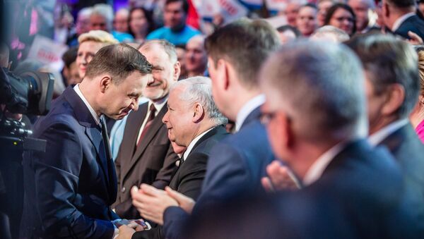Andrzej Duda, the conservative party PiS (Law and Justice) candidate for President in the upcoming election and leader of the party Jaroslaw Kaczynski (C) are seen shaking hands during a party convection in Warsaw, Poland on February 7, 2015 - Sputnik International