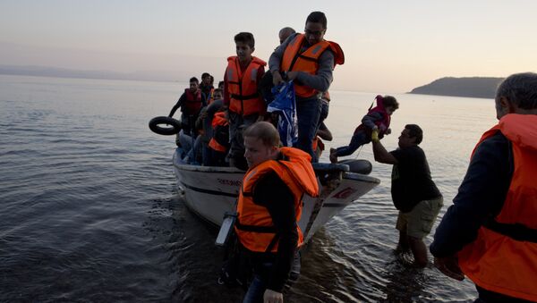 Syrian refugees arrive on a fishing boat from Turkey on the shores of the Greek island of Lesbos , Sunday Sept. 27, 2015 - Sputnik International
