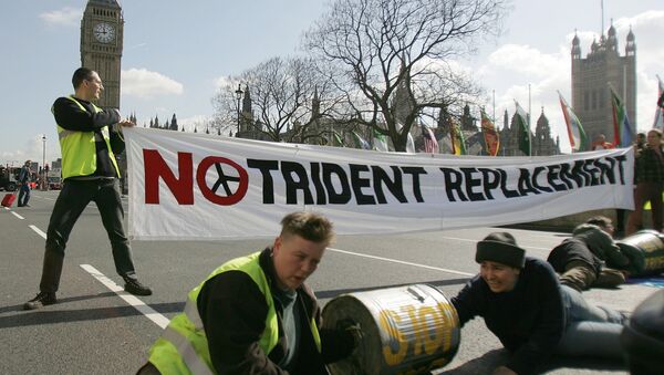 Anti-nuclear protesters block a road in Parliament Square in London, ahead of a House of Commons vote on the upgrade of Britain's current nuclear weapons the Trident missile, Wednesday March 14, 2007. - Sputnik International