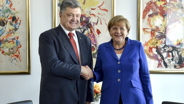 Ukraine's President Petro Poroshenko (L) and German Chancellor Angela Merkel, who are attending the United Nations Sustainable Development Summit, meet in New York, September 27, 2015 - Sputnik International