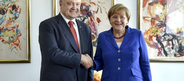 Ukraine's President Petro Poroshenko (L) and German Chancellor Angela Merkel, who are attending the United Nations Sustainable Development Summit, meet in New York, September 27, 2015 - Sputnik International