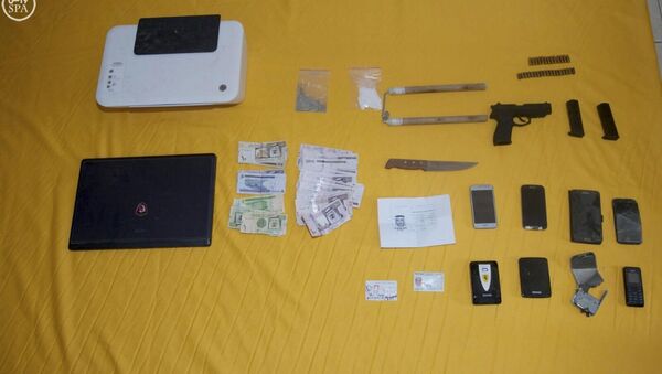 Devices along with money and pistol, said to be seized by Saudi security forces after arresting suspected Islamic State militants, are seen in this handout photo provided by the Saudi Press Agency September 28, 2015 - Sputnik International