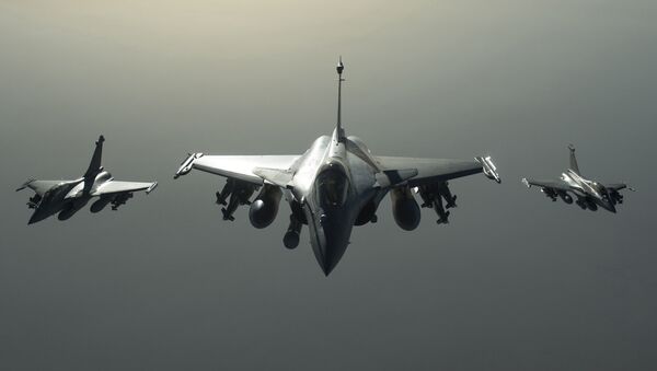 This photo released on Sunday, Sept. 27, 2015 by the French Army Communications Audiovisual office (ECPAD) shows French army Rafale fighter jets flying towards Syria as part of France's Operation Chammal launched in September 2015 in support of the US-led coalition against Islamic State group - Sputnik International