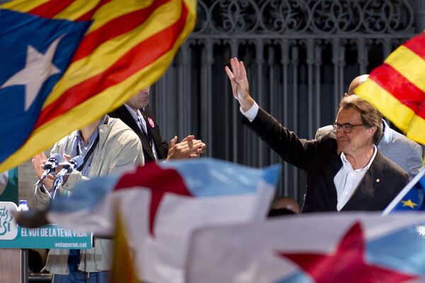 Catalonia's regional government president and leader of the Catalan Democratic Convergence (CDC) Artur Mas waves as he celebrates, following the results of the Catalan regional election on September 27, 2015 in Barcelona. Catalonia's regional government president and leader of the Catalan Democratic Convergence (CDC) Artur Mas waves as he celebrates, following the results of the Catalan regional election on September 27, 2015 in Barcelona. - Sputnik International